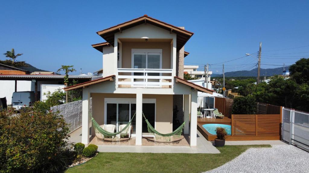 een huis met twee hangmatten in een tuin bij Casa do Mar Azul in Florianópolis