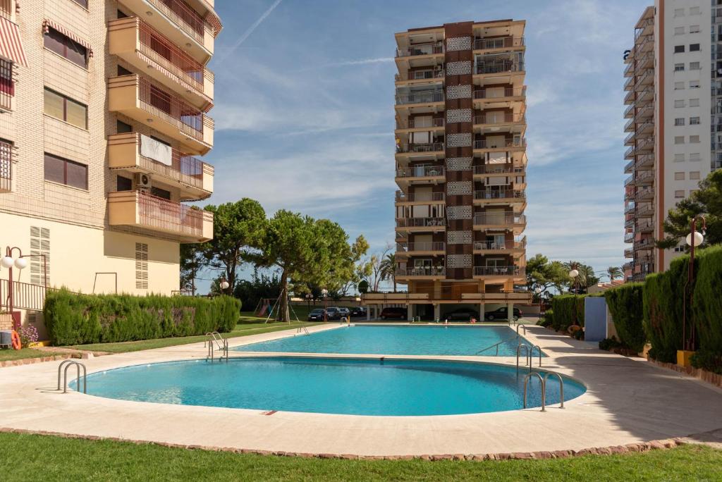 The swimming pool at or close to Acogedor apartamento junto al mar