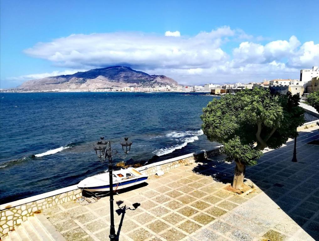 een uitzicht op de oceaan met een berg op de achtergrond bij San Liberale sul mare in Trapani
