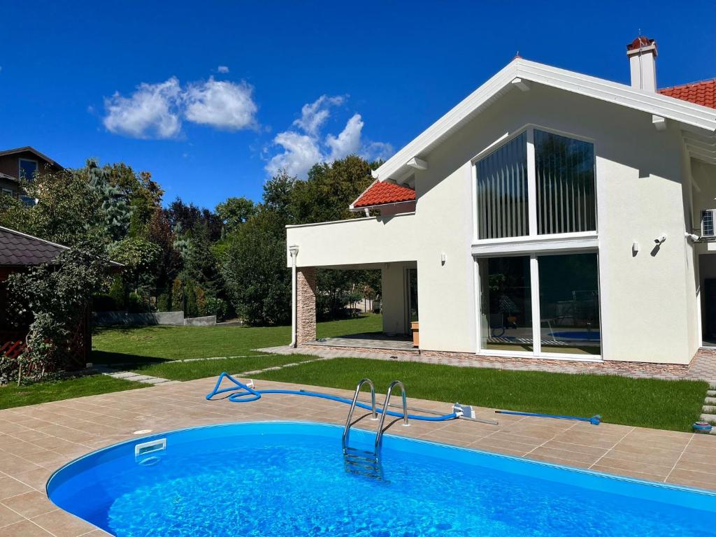 塞拉耶佛的住宿－Villa EMIR，房屋前的游泳池