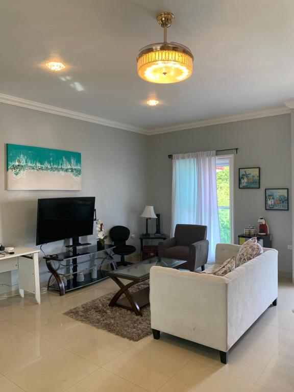 TV a/nebo společenská místnost v ubytování Villa Segovia Cozumel