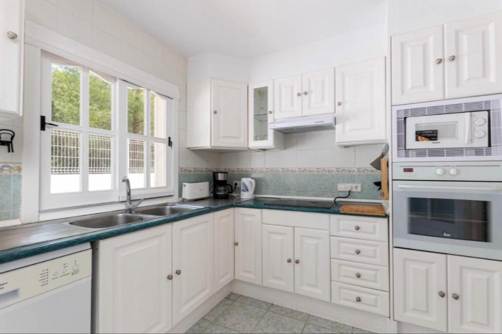 Kuchyň nebo kuchyňský kout v ubytování Villa SaCalma con Piscina Privada