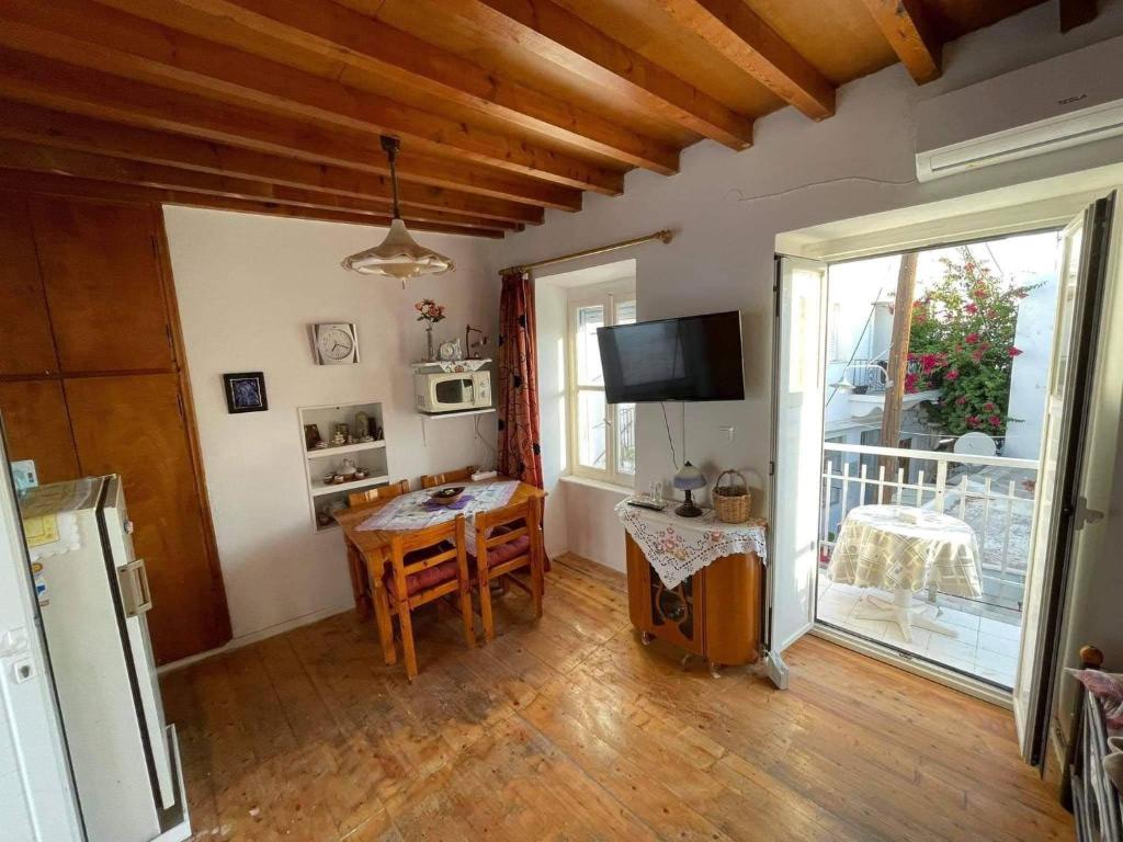 A television and/or entertainment centre at Panorama