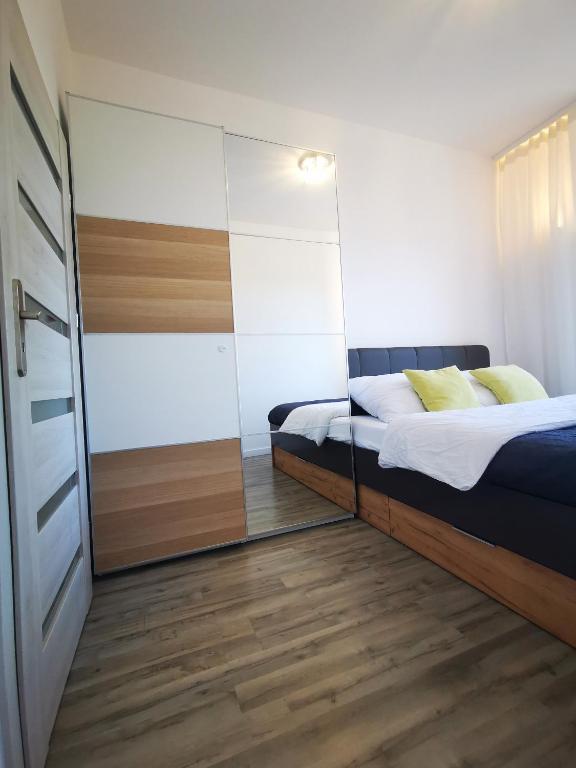 - une chambre avec un lit et un miroir dans l'établissement K&Scielna4013, à Świdnica