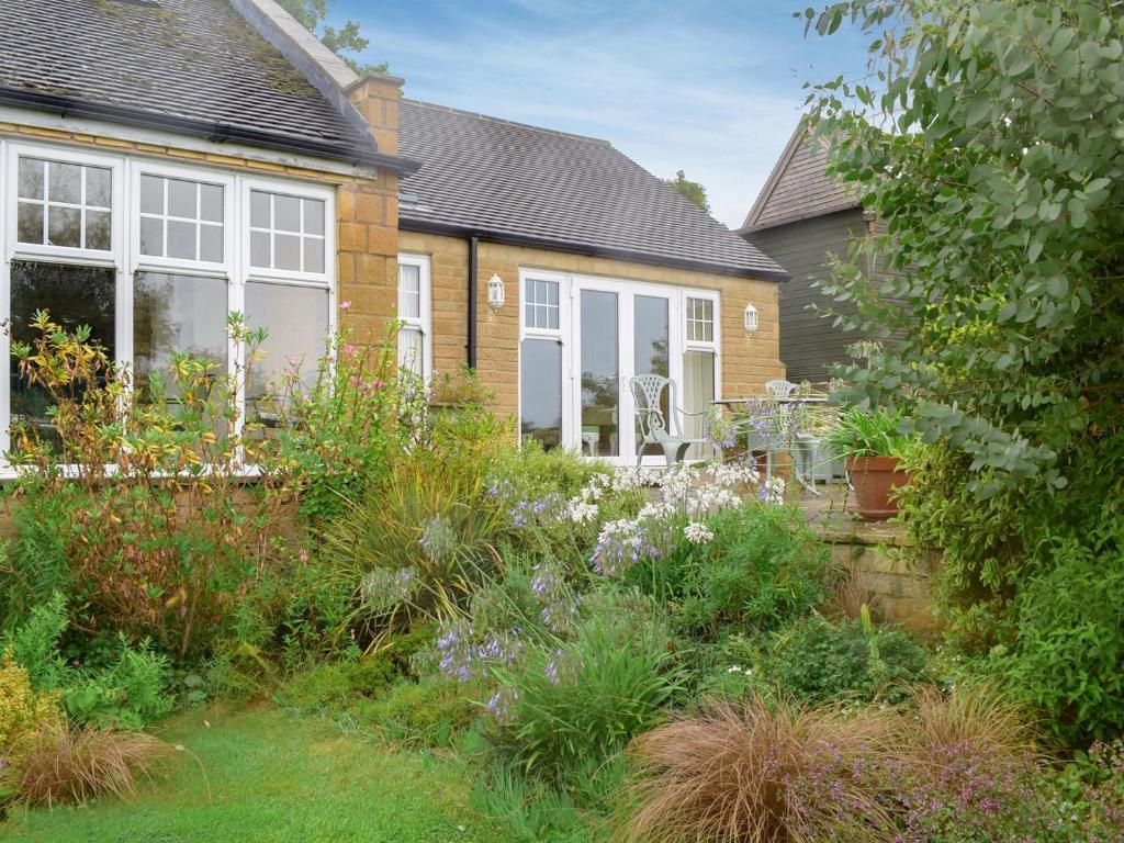 une maison avec un jardin en face dans l'établissement Studio Quercus, à Todenham