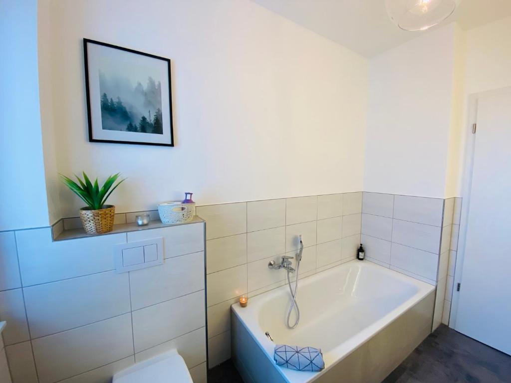 ein Bad mit einer Badewanne und einem WC in der Unterkunft Gemütliche Neubauwohnung 70qm in Eichenzell
