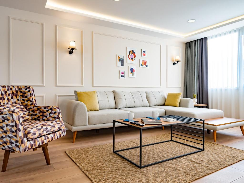 uma sala de estar com um sofá e uma mesa de centro em Neta Residence em Istambul