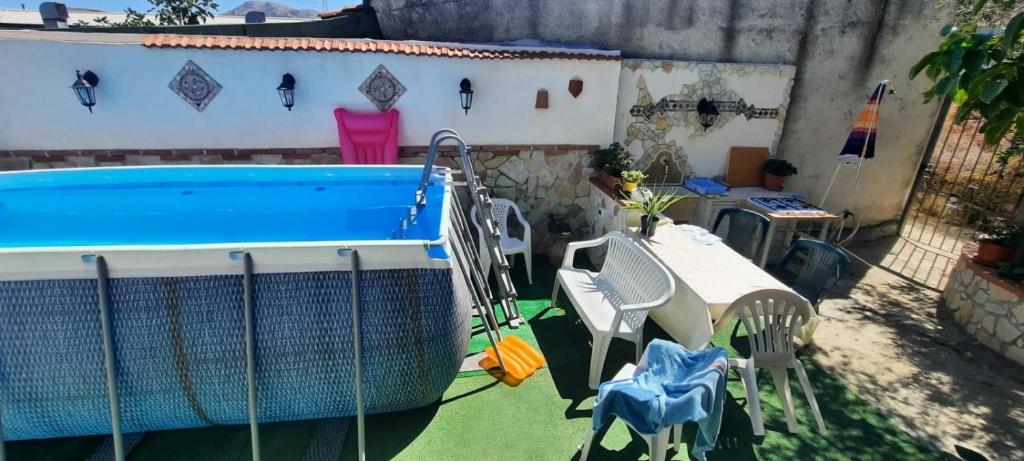 Basen w obiekcie Aromi di Sicilia Casa Vacanze lub w pobliżu