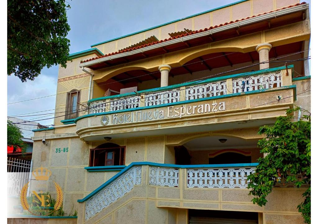 un edificio con un balcón en el lateral. en Hotel Nueva Esperanza, en Barranquilla