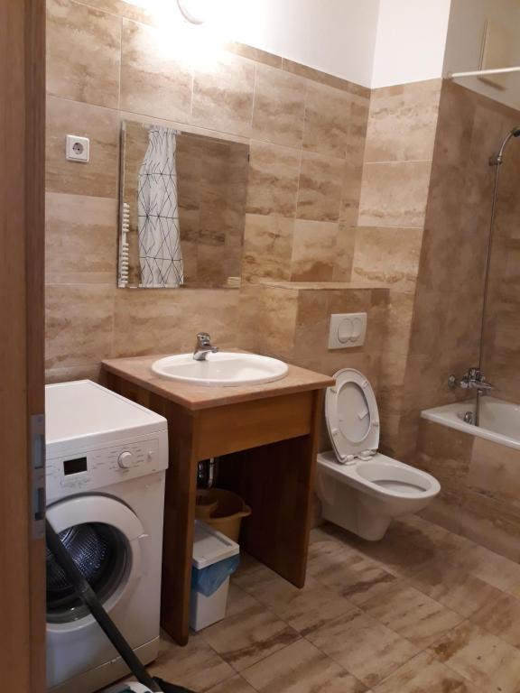 een badkamer met een wastafel en een toilet bij HI Downtown Apartment K9 in Boedapest