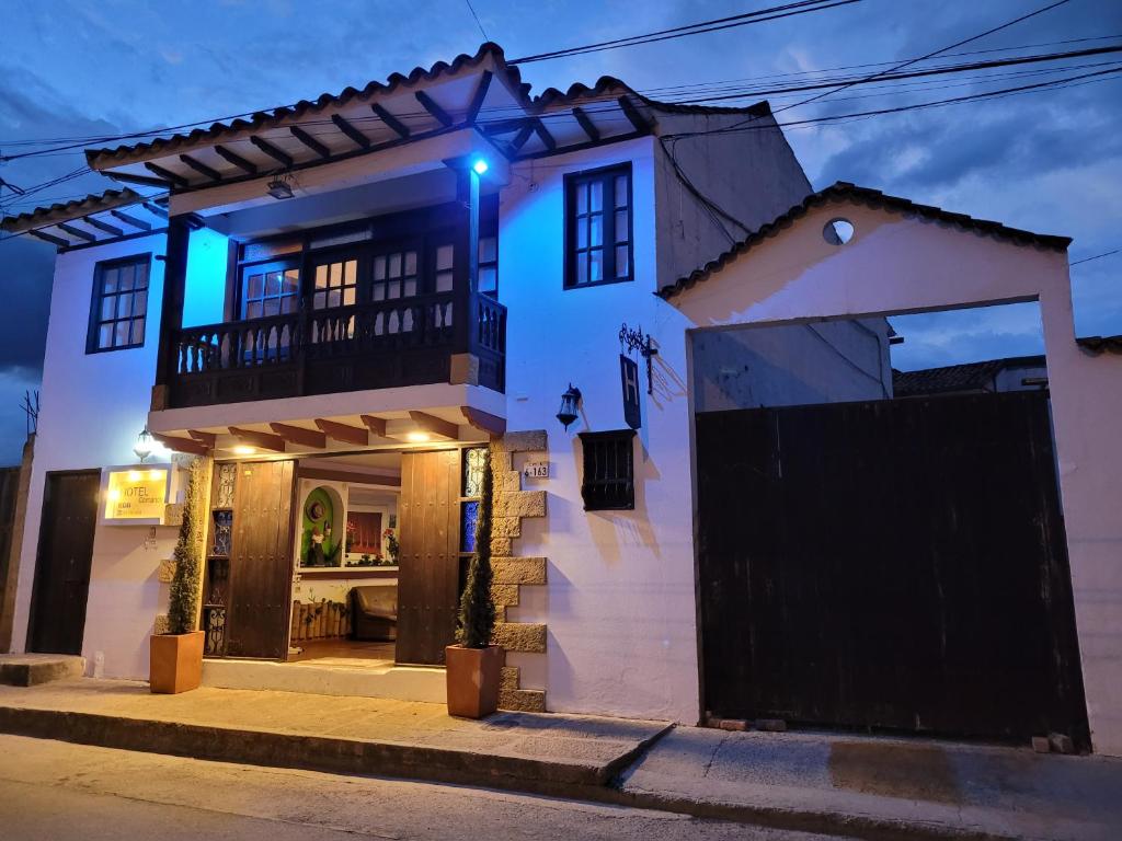 萊瓦鎮的住宿－Hotel Cemandy by MA，白色的房子,上面有蓝色的灯光