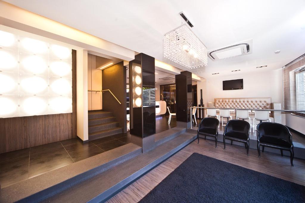 jadalnia ze stołem i krzesłami w obiekcie Hotel Carla w mieście Levanto