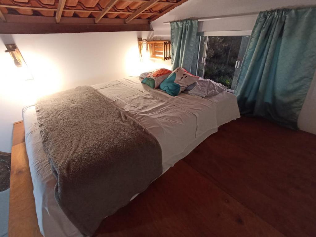 伊比科阿拉的住宿－Canto Ybykuara - Natural Guest House，卧室内的一张带两个枕头的床