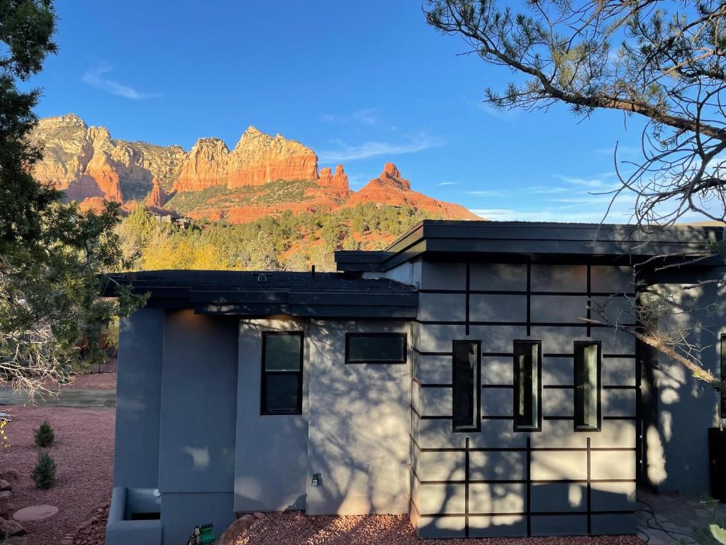 un pequeño edificio con una montaña en el fondo en Designer View Villa-rooftop 360 View Deck-hot Tub, en Sedona