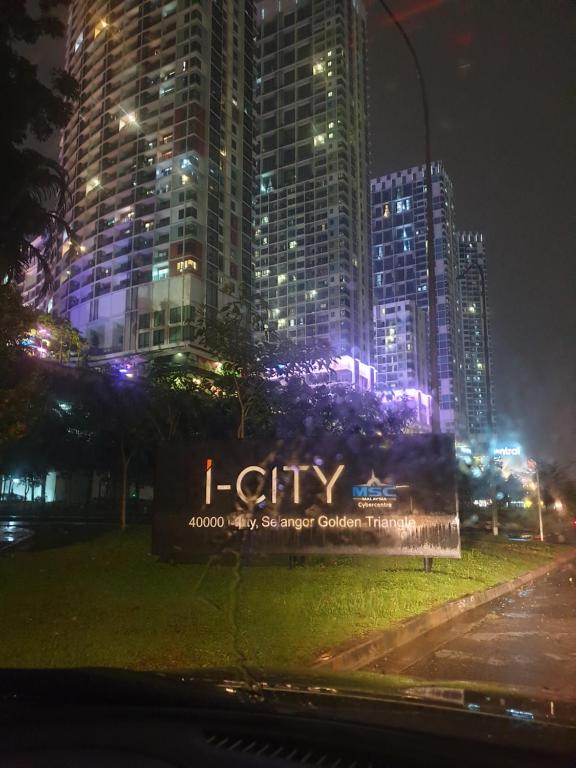 ein Schild vor einer Stadt bei Nacht in der Unterkunft ICity Homestay Konvokesyen Dan Percutian Shah Alam 1R 1Q 1S 1Sofabed in Shah Alam