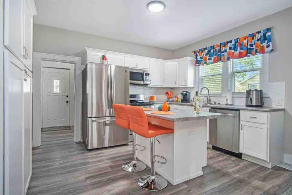 The Bright Side Bungalow Downtown*MFoam Mattresses, Muskegon (updated