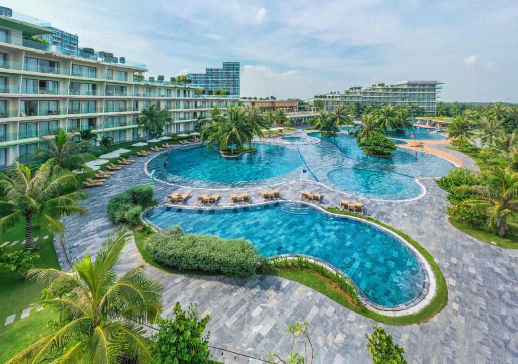 - une vue aérienne sur la piscine du complexe bordée de palmiers dans l'établissement FLC Luxury Hotel Samson, à Sầm Sơn