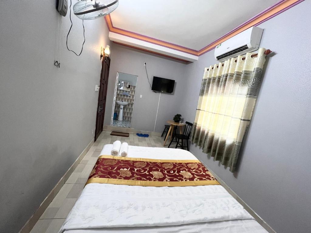 Postel nebo postele na pokoji v ubytování Nhà Nghỉ Hồng Trang - Thủ Dầu Một