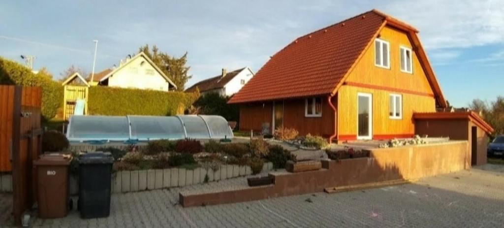 une maison avec une voiture garée devant elle dans l'établissement Apartmánová chata Sečanda s bazénem, u Sečské přehrady, à Seč