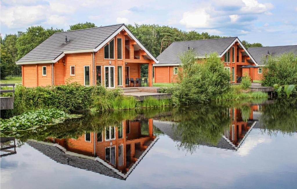 una fila de casas junto a un cuerpo de agua en Lovely Home In Heel With Wifi, en Heel