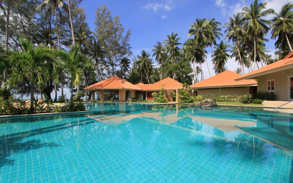 una gran piscina frente a un complejo en The Siam Residence Boutique Resort en Lipa Noi