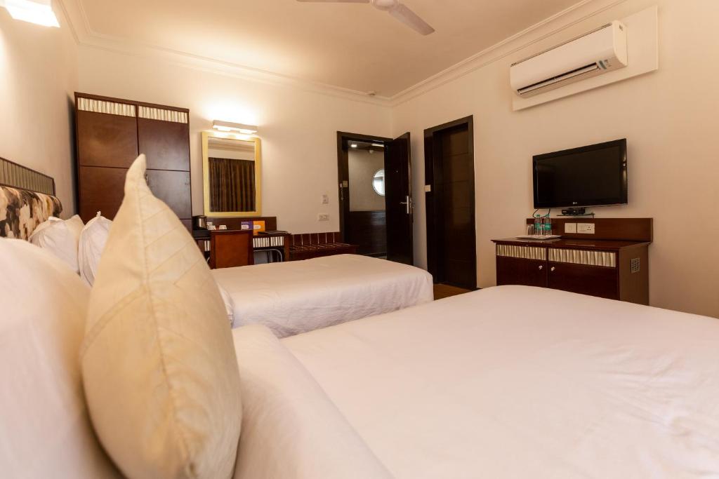 Postel nebo postele na pokoji v ubytování Clubhouse Nami Residency Near Sabarmati Riverfront Ahmedabad