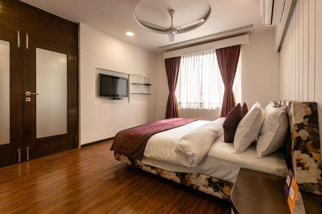 Postel nebo postele na pokoji v ubytování Clubhouse Nami Residency Near Sabarmati Riverfront Ahmedabad