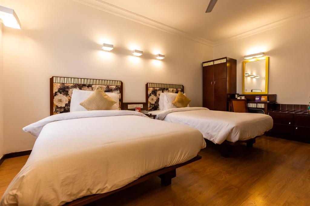 Postel nebo postele na pokoji v ubytování Clubhouse Nami Residency Near Sabarmati Riverfront Ahmedabad