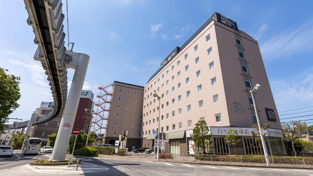 un edificio alto en la esquina de una calle en JR-East Hotel Mets Kamakura Ofuna, en Kamakura