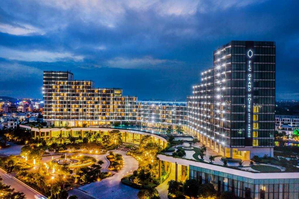 uitzicht op een groot gebouw 's nachts bij FLC Grand Hotel Samson in Sầm Sơn