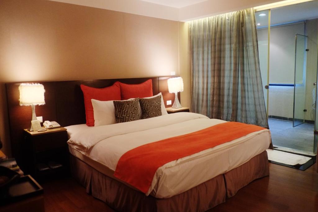 Tempat tidur dalam kamar di Aqua Bella Hotel