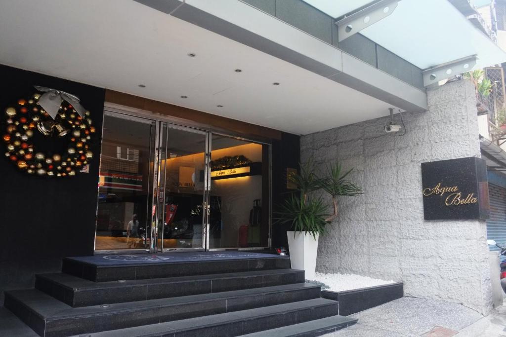 un edificio con escaleras fuera de una tienda en Aqua Bella Hotel en Taipéi