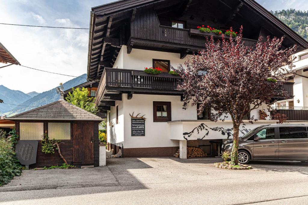 ein Haus mit einem davor geparkt in der Unterkunft Ferienwohnung Galerie Kaiser in Mayrhofen