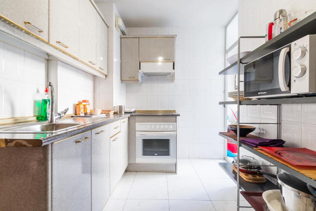 A kitchen or kitchenette at Rooms Salomons by easyBNB