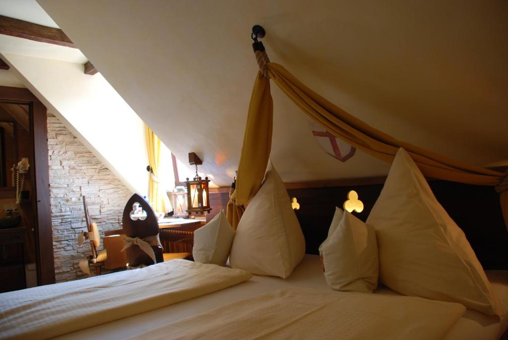 מיטה או מיטות בחדר ב-Mittelalterhotel-Gästehaus Rauchfang