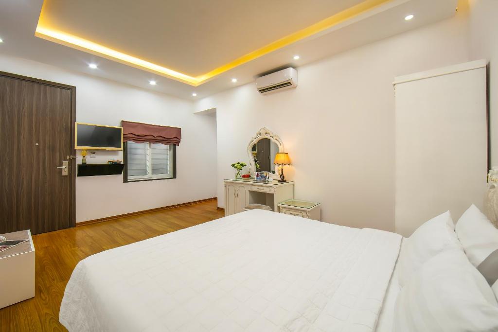 Postel nebo postele na pokoji v ubytování Hanoi Kingly Hotel