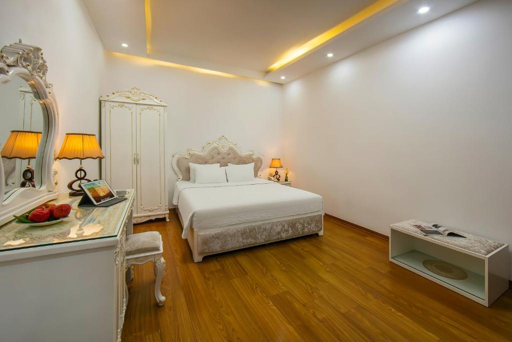 Postel nebo postele na pokoji v ubytování Hanoi Kingly Hotel