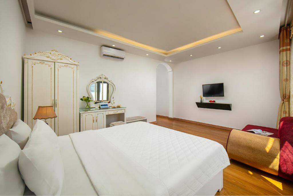 Postel nebo postele na pokoji v ubytování Hanoi Kingly Hotel