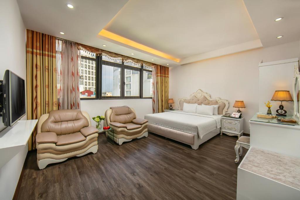Postel nebo postele na pokoji v ubytování Hanoi Kingly Hotel