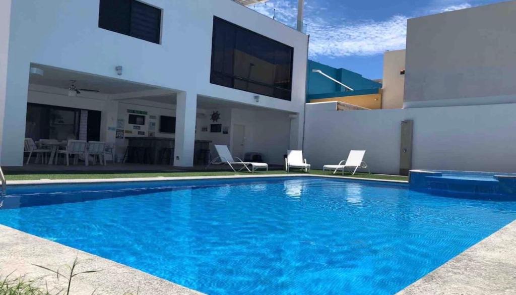 una piscina di fronte a una casa di House In Miramar Seaview And Private Pool templada a Guaymas