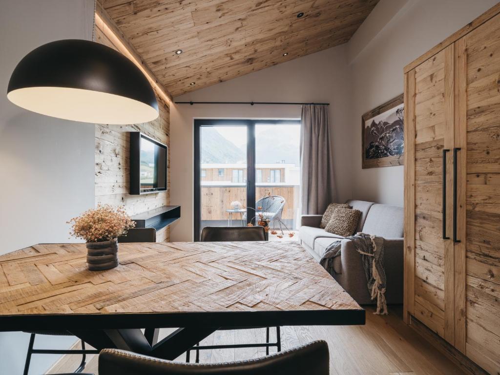Posezení v ubytování VAYA Residence Galtür Paznaun inklusive Silvretta Card Premium
