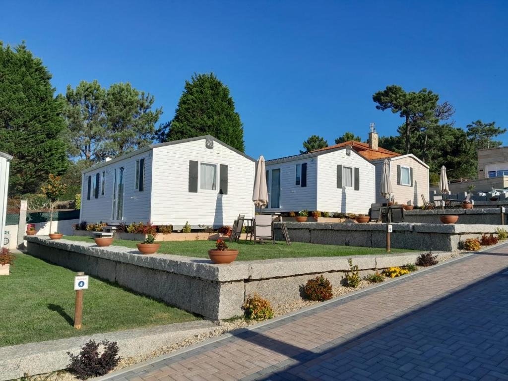 a row of cottages at a caravan park at Remanso do Mar en O Grove in O Grove