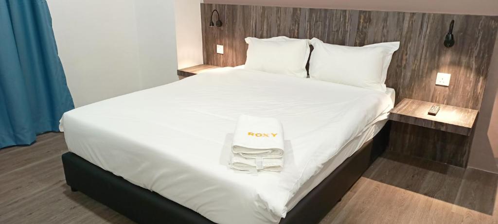 Postel nebo postele na pokoji v ubytování Roxy Hotel Sri Aman