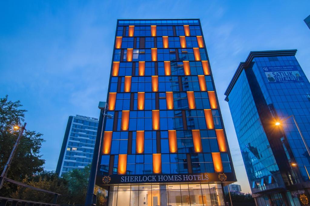 un edificio alto con ventanas azules y naranjas en SHERLOCK HOMES HOTELS, en Estambul