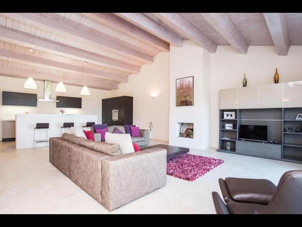 sala de estar amplia con sofá y cocina en Villa Aquila on two floors - Cignella Resort Tuscany en Osteria Delle Noci