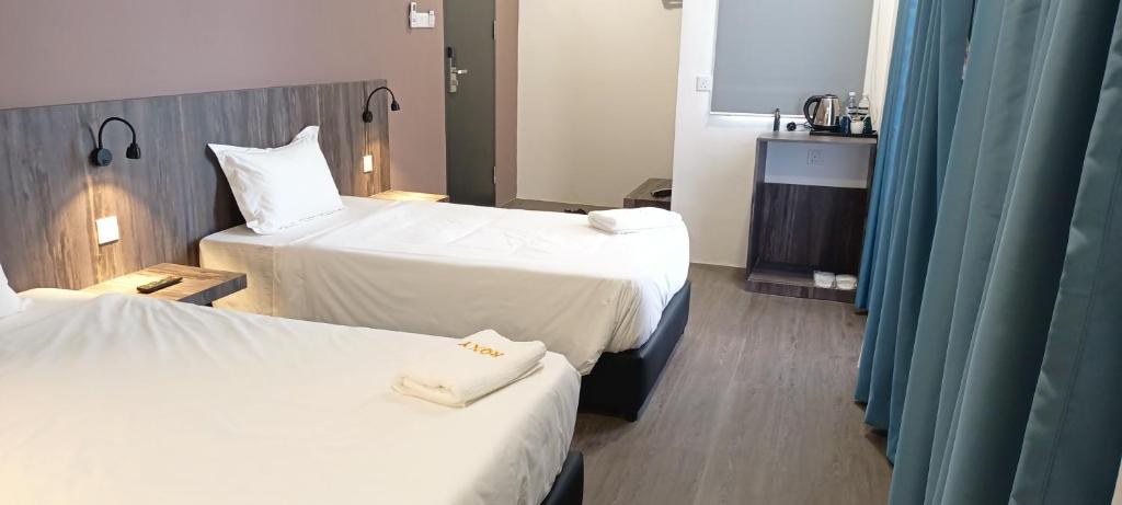 Postel nebo postele na pokoji v ubytování Roxy Hotel Sri Aman