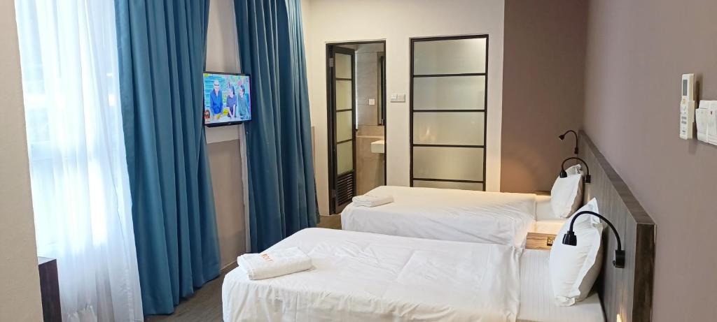 Postel nebo postele na pokoji v ubytování Roxy Hotel Sri Aman