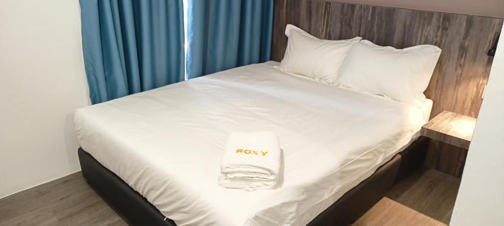 Postel nebo postele na pokoji v ubytování Roxy Hotel Sri Aman