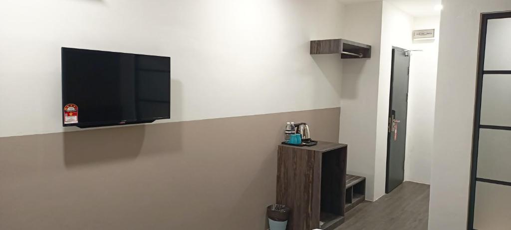 TV a/nebo společenská místnost v ubytování Roxy Hotel Sri Aman
