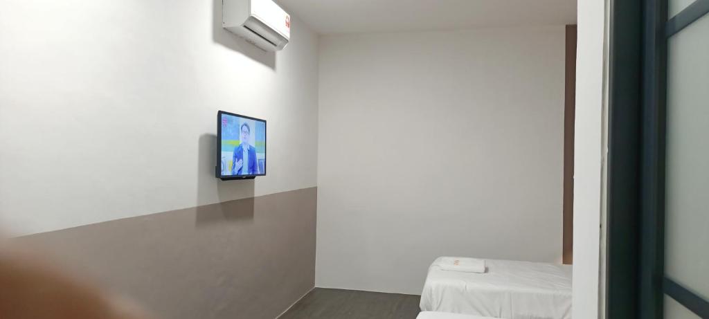 TV a/nebo společenská místnost v ubytování Roxy Hotel Sri Aman